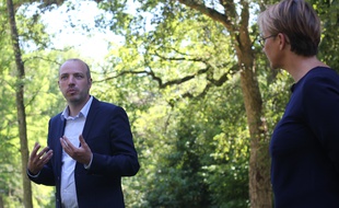 L'élu écologiste Matthieu Theurier, ici aux côtés de la maire de Rennes Nathalie Appéré, le 30 mai 2020.