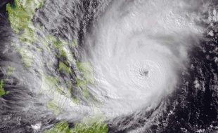 Le typhon Hagupit approche des Philippines le 5 décembre 2014.
