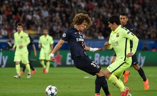 Le petit pont de Suarez sur David Luiz lors du 3e but du Barça contre le PSG (1-3) en quart de finale aller de la Ligue des champions, le 15 avril 2015.