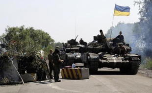 Des soldats ukrainiens tiennent un barrage routier près de Debaltseve, dans la région de Donetsk, le 3 août 2014