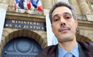 Omar Raddad, qui réclame une révision de sa condamnation en 1994 pour le meurtre de Ghislaine Marchal en 1991, a été reçu lundi au ministère de la Justice par un conseiller de la garde des Sceaux Rachida Dati, un entretien à l'issue duquel il a dit avoir "des espoirs".