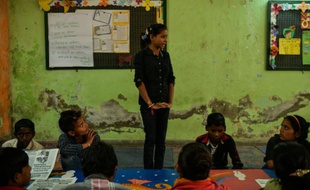 Le jeune reporter indienne Durga Kumari, 15 ans, prend la parole lors de la conférence de rédaction du journal des enfants des rues Balaknama, à New Delhi le 26 février 2016