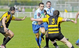 Matt Farmer transperce la défense de Cergy. Le demi d'ouverture a inscrit 16 des 31 points du succès strasbourgeois.
