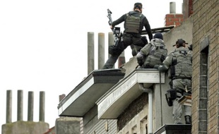 Les forces de police belges dans le quartier de Molenbeek le 16 novembre 2015
