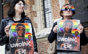 Des femmes protestent contre l'arrestation d'Elzbieta Podlesna dans les rues de Cracovie en Pologne le lundi 6 mai 2019.