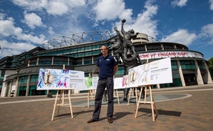 L'ancien capitaine du XV de la Rose Martin Johnson pose devant des reproductions des tickets du Mondial de rugby.