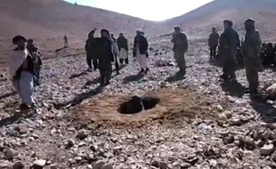Image extraite d'une vidéo enregistrée le 25 octobre 2015 et rendue publique le 3 novembre 2015 par Radio Free Europe/Radio Liberty, montrant une Afghane (c) en train d'être lapidée par des talibans dans la province de Ghor
