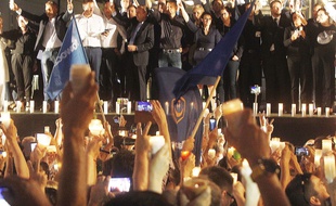 Des membres de l'opposition et des manifestants devant le palais présidentiel polonais, à Varsovie en Pologne le 20 juillet 2017