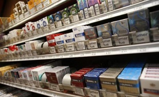 Rangées de paquets de cigarettes chez un buraliste parisien, le 4 mars 2015