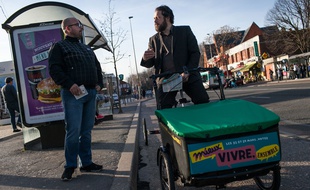 Ludovic et son vélo-cargo dans les rues de Drancy (Seine-Saint-Denis).