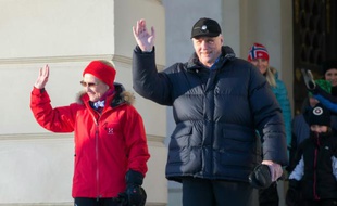 Le roi de Norvège Harald V et la reine Sonja marchent devant le palais royal à Oslo, le 17 janvier 2017