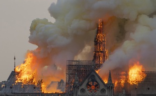 Une enquête pour «destruction involontaire par incendie» après le sinistre qui a ravagé Notre Dame le 15 avril 2019.