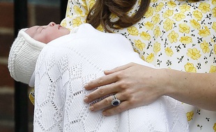 La princesse Charlotte dans les bras de sa maman, Kate, duchesse de Cambridge, le 2 mai 2015.