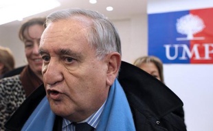 L'ex-Premier ministre Jean-Pierre Raffarin (UMP) a jugé jeudi que François Hollande et le gouvernement étaient, face à la crise, dans "une situation d'improvisation préoccupante".