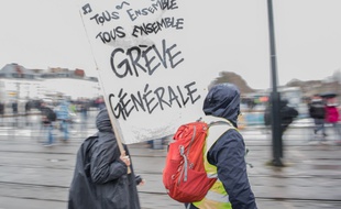 Un manifestant à Nantes, le 17 décembre 2019.