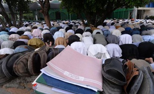 Jusque-là, les étudiants semblaient absorbés par leur cours. Mais à l'appel de la prière, ils se précipitent soudain vers la sortie, sous le regard de leur professeur, médusé par ce signe de l'islamisation rampante des universités au Pakistan.