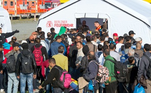 Des réfugiés attendent d'être examinés par des médecins à proximité de la gare de Schoeneberg, près de Berlin, le 10 septembre 2015.