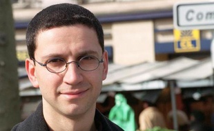 Christophe Najdovski, tête de liste des Verts à la mairie du 12e arrondissement de Paris, pose, le 16 mars 2001 dans un marché du 12e. La gauche plurielle (PS-PCF-MDC-PRG) et les Verts ont établi un accord de fusion des listes, le 12 mars 2001, pour le second tour des élections municipales, accord qui prévoit de placer les Verts en deuxième position dans la mairie du 12e, en cas de victoire dans l'arrondissement. AFP PHOTO MARTIN BUREAU