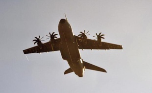 Un avion militaire A400 M décolle de Toulouse Blagnac le 10 février 2015