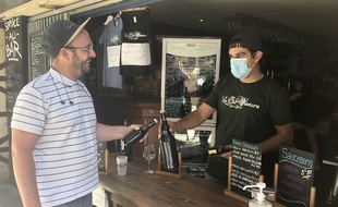 Le bar Le Sur mesure à Nantes met lui même en bouteille sa bière pour les vendre aux clients