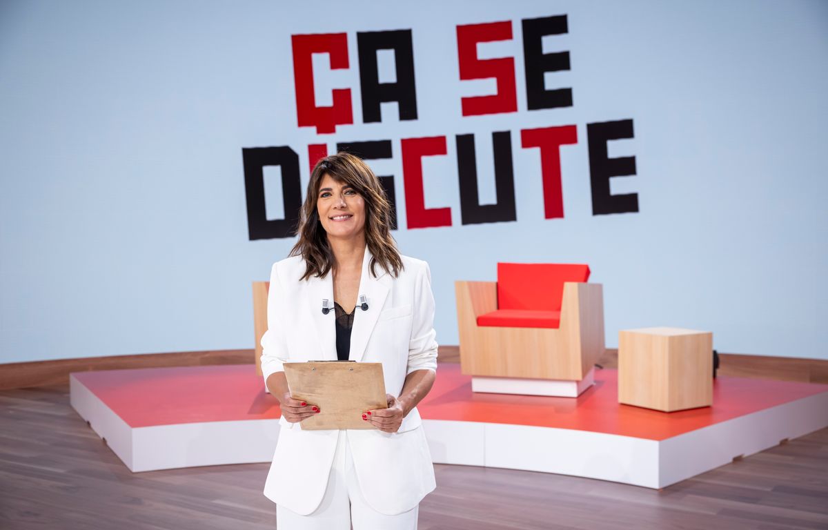 « Ça se discute » sur RMC Life : « J'aime les confrontations parfois vives entre les invités », confie Estelle Denis