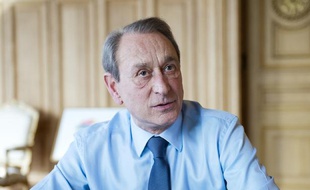 Le 08 mars 2012. Bertrand Delanoe, maire de Paris, en interview dans son bureau de l'hotel de ville.// Photo: V. WARTNER / 20 MINUTES