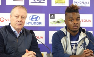 Bernard Lacombe, ici lors de la présentation de Maxwel Cornet en janvier, n'est pas tendre avec l'OL suite à la défaite (2-1) subie à Lille samedi.
