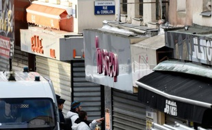 La police scientifique devant l'appartement de Saint-Denis visé par un assaut antiterroriste, le 18 novembre 2015