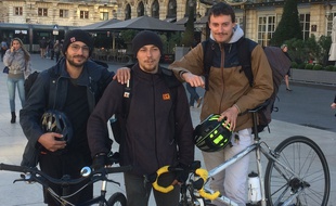 Arthur, Arthur et Théo lancent une coopérative baptisée Coursiers Bordelais.