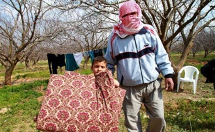 Abou Ali se souvient encore d'un cadavre carbonisé dans une voiture au moment où il fuyait Homs avec sa famille. Comme des centaines de Syriens terrorisés par les violences, il a quitté cette ville du centre du pays pour une région frontalière du Liban.