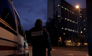Une intervention de police nocurne. Illustration.