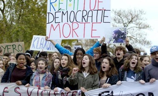 Des lycéens manifestent pour protester contre la mort de Rémi Fraisse, le 7 novembre 2014 à Paris