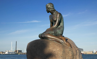 «La Petite Sirène», sculpture d'Eriksen, est l'emblème de Copenhague (Danemark).