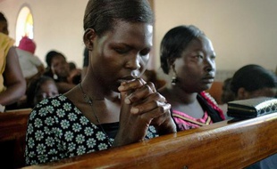 Jane Kade prie dans une église du village de Pakule près d'Entebbe, le 6 juin 2014
