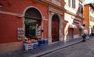 Les magasins sont fermés et les rues désertes à Rome, confinée comme l'ensemble de l'Italie en raison de l'épidémie de coronavirus (photo d'illustration).