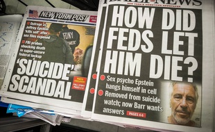 Le directeur de la prison fédérale de Manhattan où le financier Jeffrey Epstein a été retrouvé mort samedi, a été muté à titre temporaire.