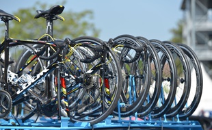 Le Tour de la Provence a dû limiter le nombre de voitures qui accompagneront le peloton.