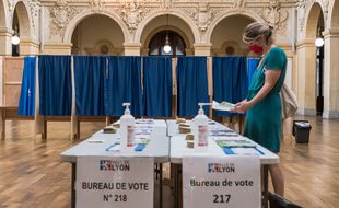Il n'y avait vraiment pas foule dans les bureaux de vote pour le premier tour des élections régionales et départementales, comme ici, à Lyon.