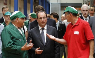 Le chef de l'Etat François hollande (c) écoute le 4 juin 2015 deux employés de la nouvelle société coopérative ouvrière provençale de thés et infusions, la Scop-Ti, ex-Fralib