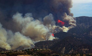 Le quartier de La Canada (Los Angeles) est dévasté par les flammes le 28 août 2009. Arnold Schwarzenegger a décrété l'état d'urgence en Californie.