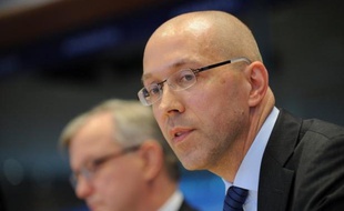 La proposition du ministre allemand des Finances Wolfgang Schäuble de renforcer les pouvoirs du commissaire européen aux Affaires économiques était accueillie mercredi de manière partagée dans l'Union européenne.