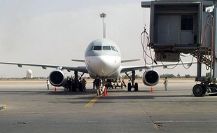 L'aéroport international de Tripoli, bloqué quelques heures lundi par d'anciens rebelles, a rouvert mardi, a indiqué un responsable libyen à l'AFP.