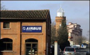 "Dimanche soir, le conseil d'administration d'EADS (maison mère d'Airbus, ndlr) a interrompu ses travaux sur Power8", le plan d'économies d'Airbus, faute d'accord sur "la répartition de la charge de travail entre pays sur l'A350 XWB", un projet de dix milliards d'euros lancé en décembre pour concurrencer le 787 de l'américain Boeing, a indiqué lundi Airbus dans un communiqué.
