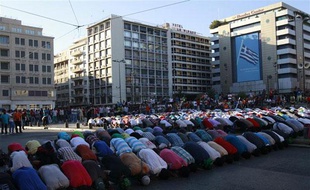 Des manifestants musulmans prient dans le centre d'Athènes, en Grèce, le 23 septembre 2012.
