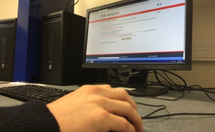 Un lycéen en train de se connecter pour la première fois à la plateforme Parcoursup.
