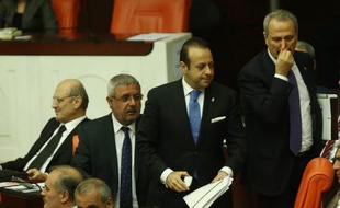 Zafer Çaglayan (d), ancien ministre de l'Economie, Egemen Bagis (c), ancien ministre des Affaires européennes et Erdogan Bayraktar (g) ancien ministre de l'Environnement et de l'Urbanisme, le 5 mai 2014 à Ankara