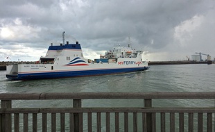 Un navire de la compagnie My Ferry Link entre au port de Calais.