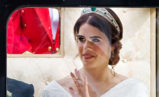 La princesse Eugenie défilant en carrosse le jour de son mariage.