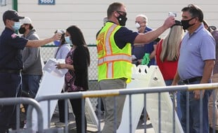 Soignants, personnes prioritaires et personnes âgées sont éligibles à la vaccination en Californie.