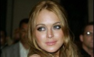Un producteur hollywoodien a sommé la jeune actrice américaine Lindsay Lohan de mettre un terme à son "comportement irresponsable" sur le tournage d'un film, la menaçant même de poursuites dans une lettre publié vendredi sur internet.